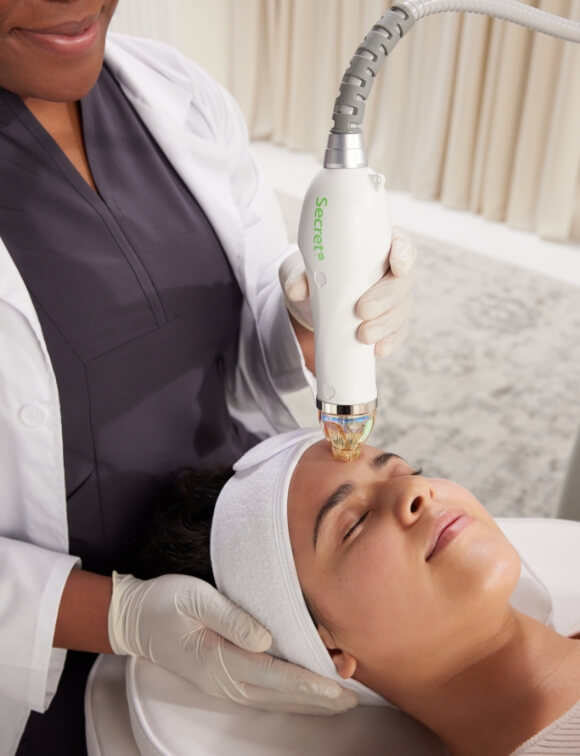 A Cutera treatment being done to the forehead of a patient.